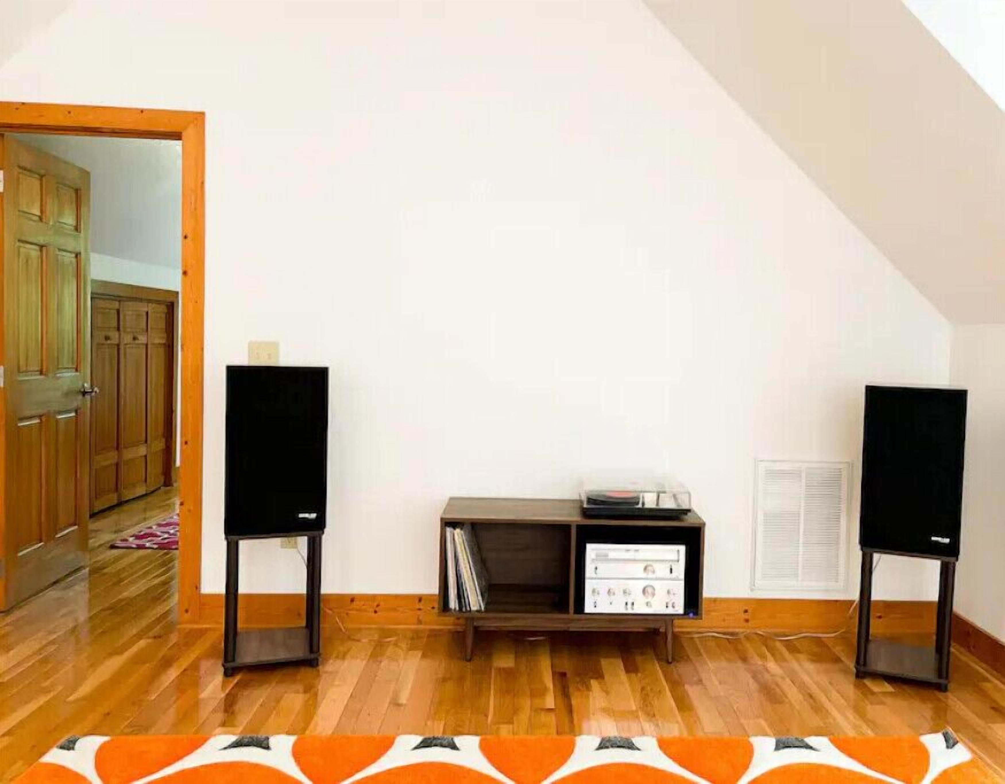 Hillside Cottage ★ Relax / Play / Indulge / Work