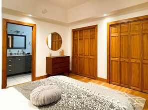 3 habitaciones, escritorio, tabla de planchar con plancha y wifi gratis 