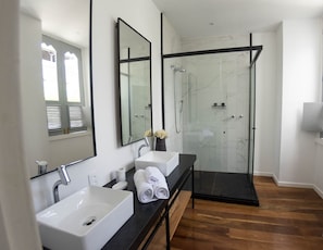 Chambre, 1 grand lit | Salle de bain