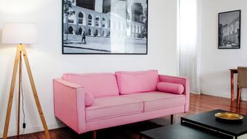 Double or Twin Room, 1 King Bed | Living area