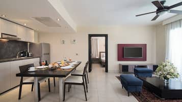 Luxury Apart Daire, 2 Yatak Odası | Oturma alanı | Uydu yayını kanalları bulunan 32 inç televizyon
