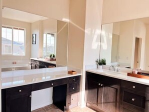 ヘアドライヤー、タオル、石鹸、トイレットペーパー