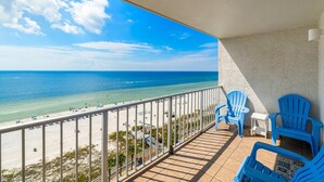 Un balcon avec vue sur la plage et l’océan.