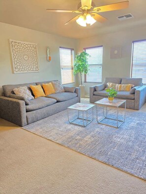 TV - Green Valley Los Arroyos Home · Modern & Comfortable Residence 4BR/2BA (Green Valley)