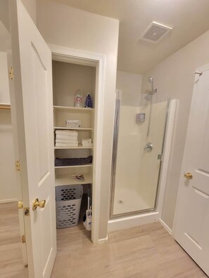 Bathtub, hair dryer, towels, soap - Green Valley Los Arroyos Home Modern & Comfortable Residence 4BR/2BA (Green Valley)
