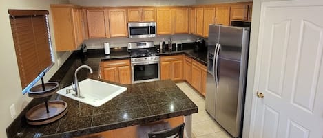Refrigerador, microondas, horno y parrilla de estufa