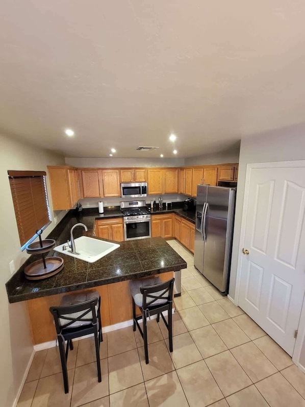 Fridge, microwave, oven, stovetop - Green Valley Los Arroyos Home · Modern & Comfortable Residence 4BR/2BA (Green Valley)