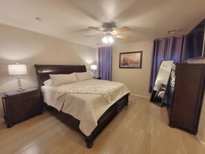 4 habitaciones y tabla de planchar con plancha