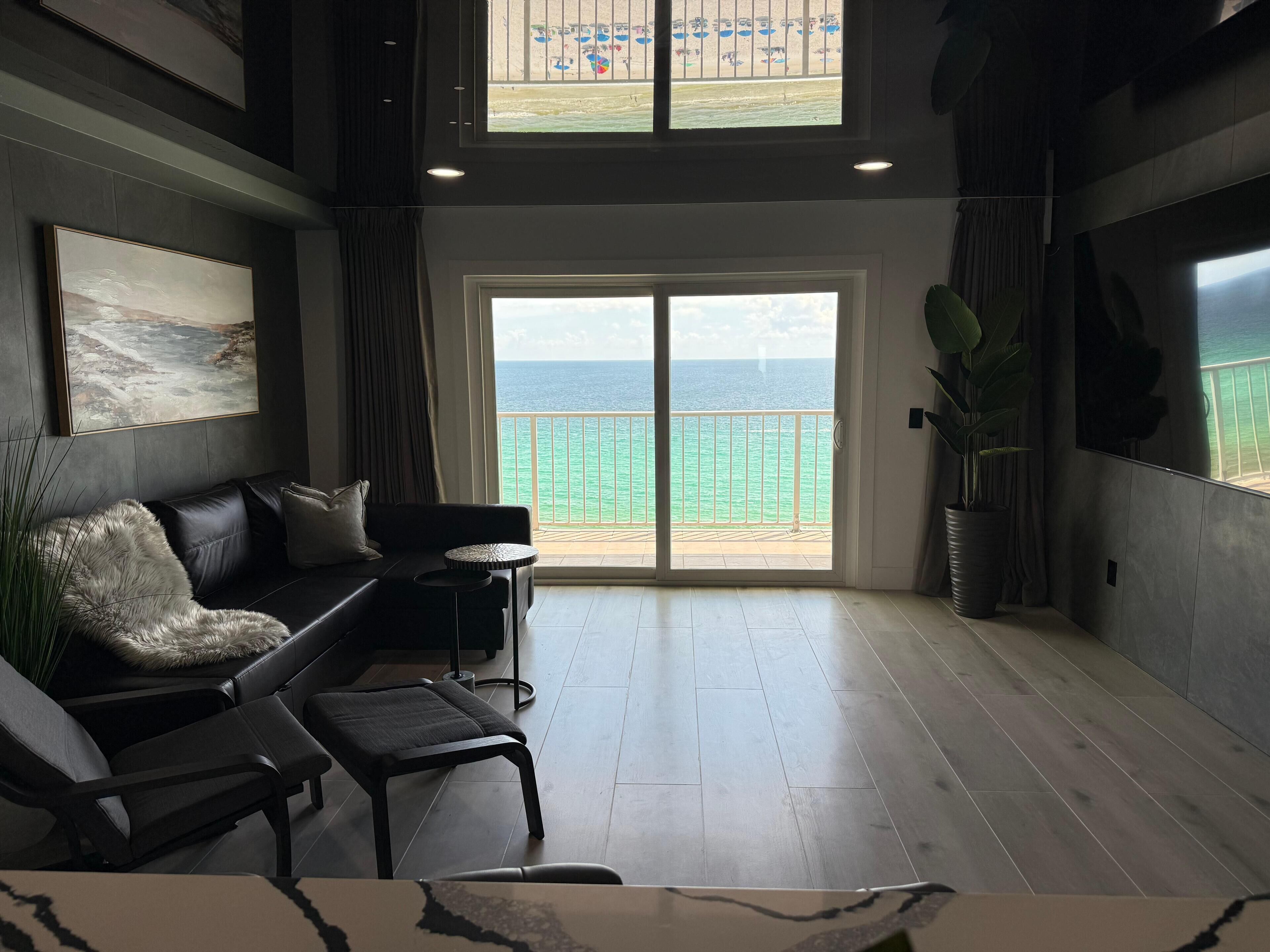 คอนโด, เตียงคิงไซส์ 1 เตียง และโซฟาเบด (The Summit 1305) | บริเวณนั่งเล่น