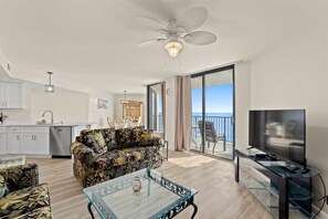Condo, 1 cama King size y sofá cama (Aquavista 804E) | Área de sala de estar