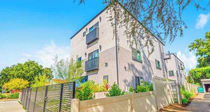 Luxurious Townhome W 3 Master Suites gated Parking