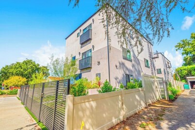 Luxurious Townhome W 3 Master Suites gated Parking