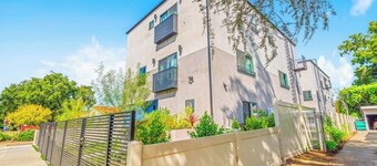 Luxurious Townhome W 3 Master Suites gated Parking