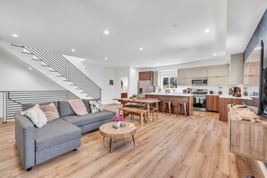 Smart TV, books - Luxurious Townhome W 3 Master Suites gated Parking (Los Angeles)