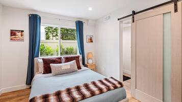 3 bedrooms, desk, iron/ironing board, travel crib