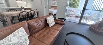 Peaceful apartment, steps away from the Manly hub