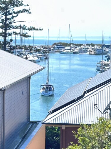Peaceful apartment, steps away from the Manly hub