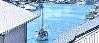 Peaceful apartment, steps away from the Manly hub