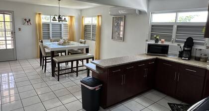 Countryside villa- 3 bedroom, 2 bath close to rainforest!