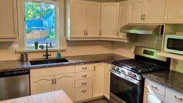 Kylskåp, mikrovågsugn, ugn och spishäll