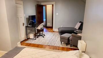 3 bedrooms, desk, free WiFi, bed sheets