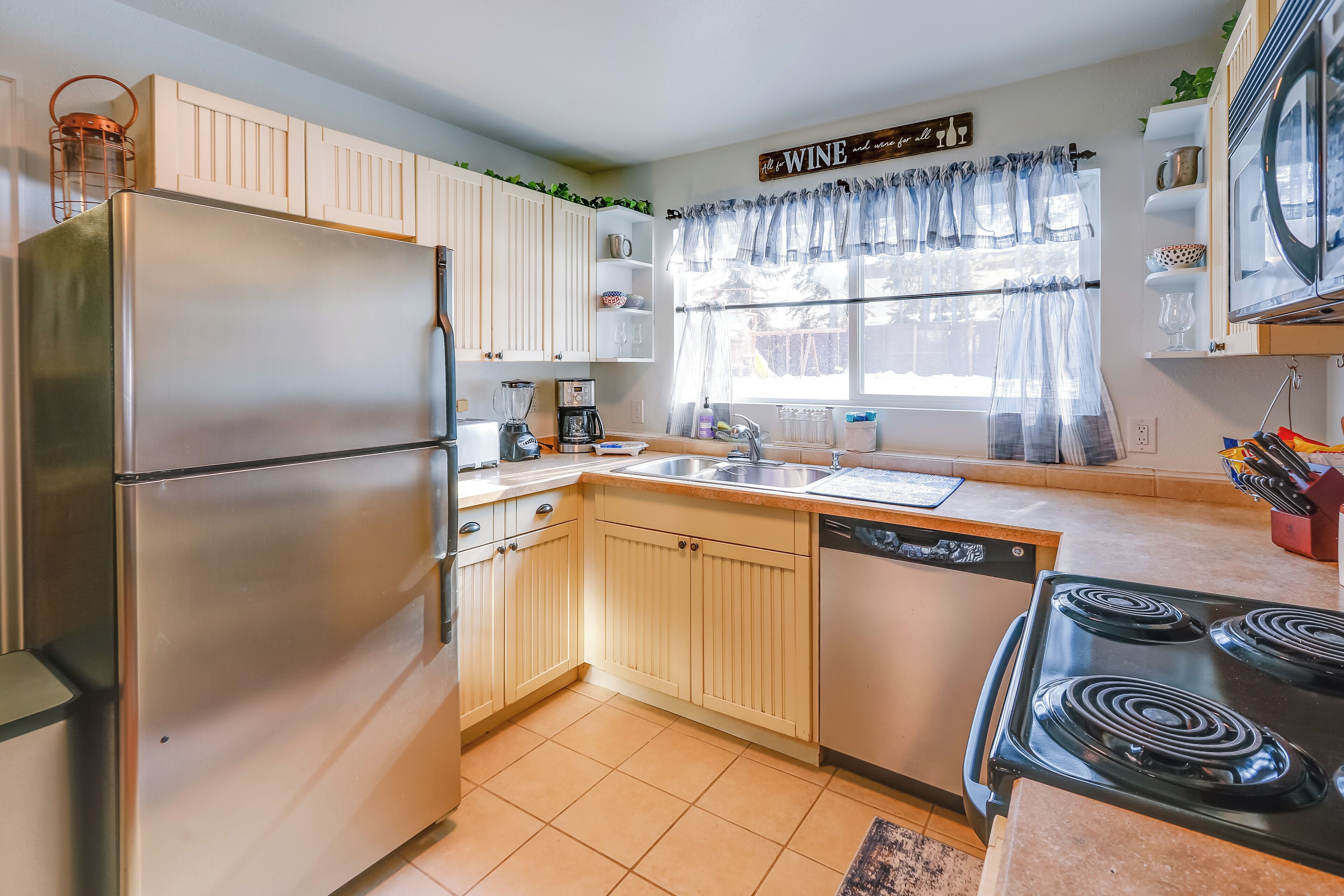 Réfrigérateur, micro-ondes, plaque de cuisson, lave-vaisselle