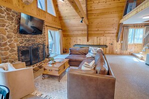 Smart TV, fireplace, books - modern • family friendly • A Frame In The Pines (Pinetop)