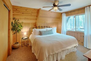 3 slaapkamers, een bureau, een strijkplank/strijkijzer, reisbedje