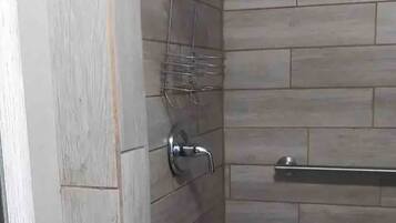 SĂšche-cheveux, serviettes fournies, savon, shampoing