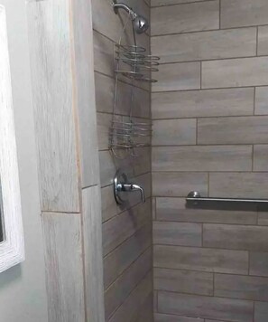 Secadora de cabello, toallas, jabón, shampoo 