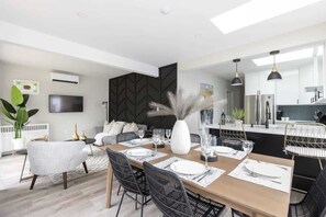 Dining - New Modern Home in Old Town! (Niagara-on-the-Lake)