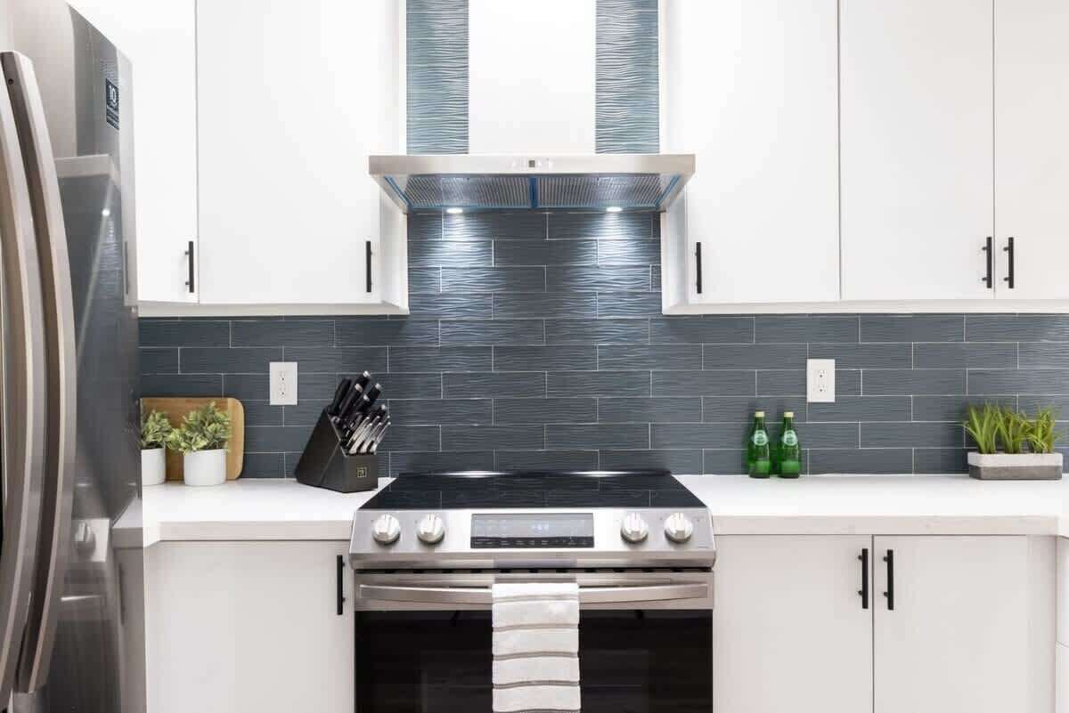 Jääkaappi, mikroaaltouuni, uuni, liesi