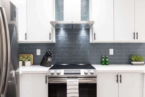 Køleskab, mikrobølgeovn, ovn, kogeplade