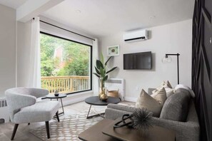 Flachbildfernseher, Kamin, Stereoanlage, Arbeitsbereiche