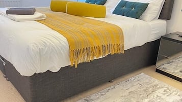 2 bedrooms, in-room safe, desk, iron/ironing board