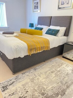 2 bedrooms, in-room safe, desk, iron/ironing board - Stylish Cottage - Close to Alton Towers - JCB - Thornbury Hall (Tean)