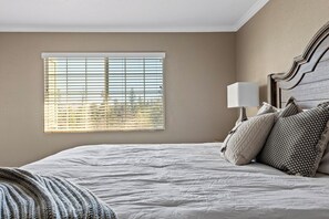 4 Schlafzimmer, Bügeleisen/Bügelbrett