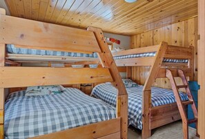 4 bedrooms, iron/ironing board