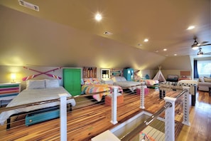 3 chambres, bureau, fer et planche à repasser, lit de bébé portatif