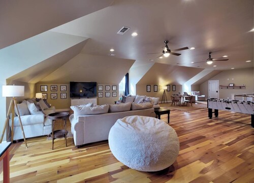 Spacious Lakeside Home, Pet-Friendly w/Dock & Boatslip