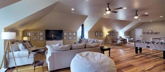 Spacious Lakeside Home, Pet-Friendly w/Dock & Boatslip