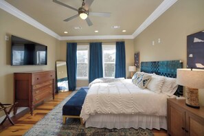 3 bedrooms, desk, iron/ironing board, travel cot