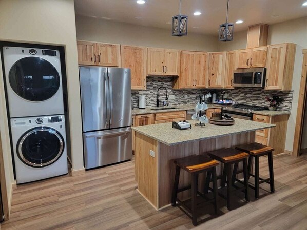 Kjøleskap, mikrobølgeovn, ovn og kokeplater