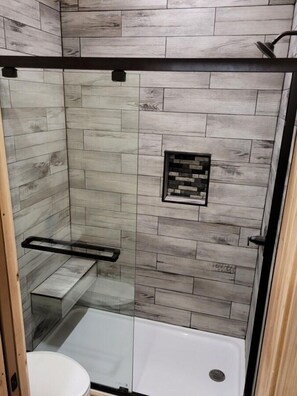Shower, hair dryer, towels - Cozy Apartment Between the Rivers (Soldotna)