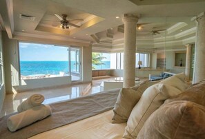 6 bedrooms, desk, iron/ironing board, travel cot - Villa Serena | 6BR | Beachfront & Private Pool (Cancún)