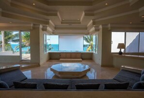TV, offices - Villa Serena | 6BR | Beachfront & Private Pool (Cancún)