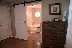 Een haardroger, handdoeken, zeep, shampoo