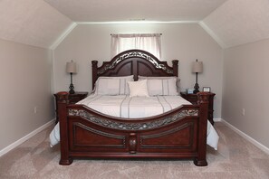 3 slaapkamers, een bureau, een strijkplank/strijkijzer, reisbedje