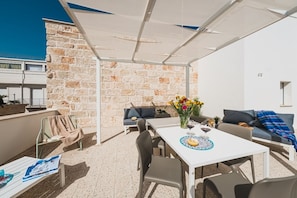 Outdoor dining - Apartment in the heart of Polignano a Mare with furnished terrace (Polignano a Mare)