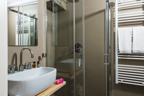 Douche, sèche-cheveux, bidet
